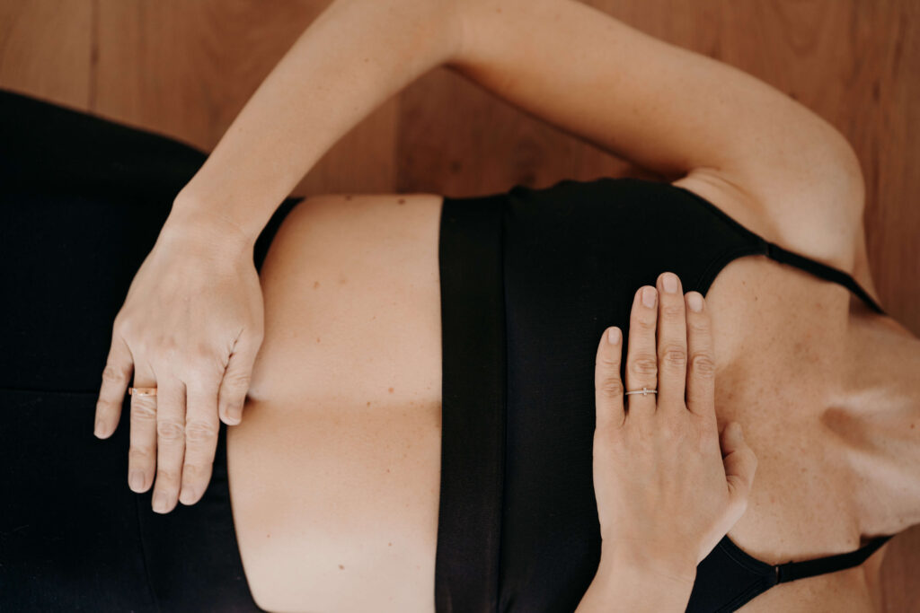 Silvia Gerngross beim Yoga Hände auf dem Bauch